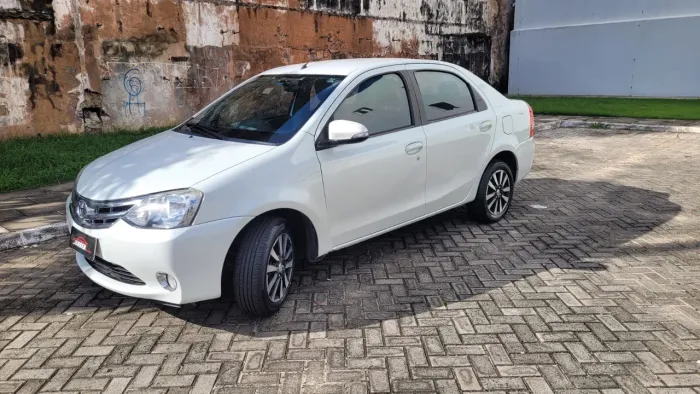 Toyota Etios Platinum Sed. 1.5 Flex 16V 4P Mec. 2015
