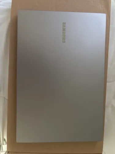 Notebook Samsung prata 4GB RAM/ 512GB Armazenamento/ Windows 11 Pro