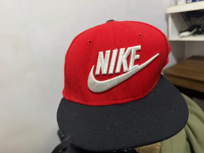 Boné Nike Aba Reta Vermelho e Preto - Snapback