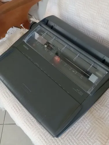 Máquina de Escrever Elétrica Brother AX-325