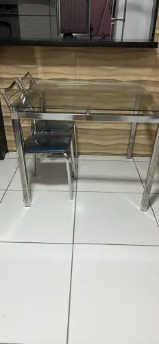 Mesa de vidro com 4 cadeiras
