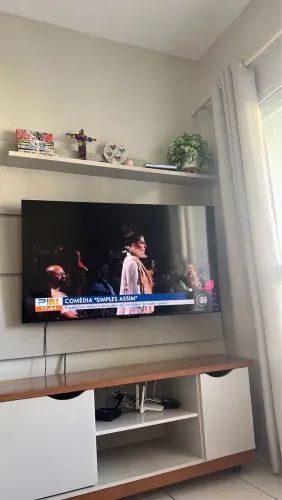 Painel para TV com Nichos e Prateleira - Moderno e Elegante