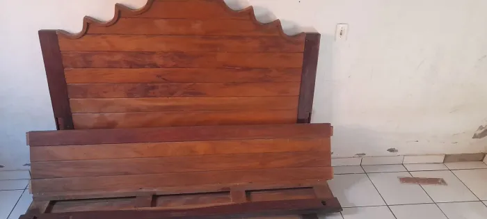 Vende-se cama de madeira!