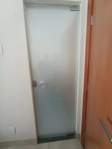 Vende-se porta de vidro