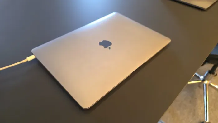 MacBook Air 13" Intel Core i3 8GB (2020)