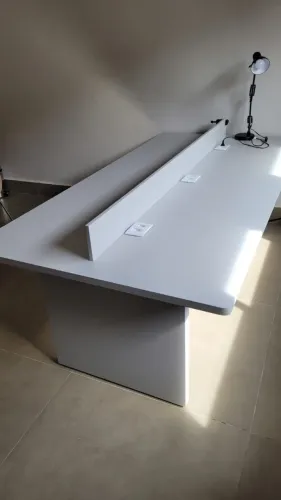 Mesa de madeira multifuncional para 8 lugares com 12 tomadas