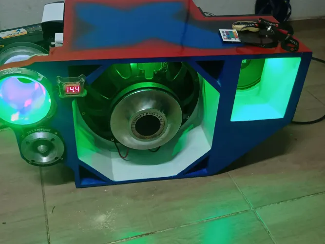 Vendo som trio automotivo