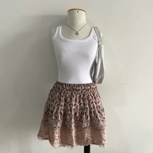 Saia rosa com detalhe em renda