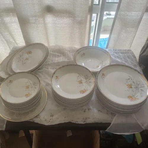 Jogo de jantar porcelana Real 40 peças - filetes Dourados ( anos 60 )