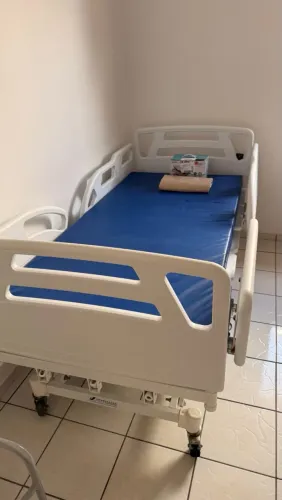 Cama hospitalar automática luxo 7 posições.