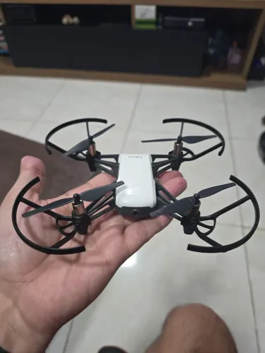 Mini drone DJI Tello + duas baterias + hub de carregamento + 2 pares de hélices + case