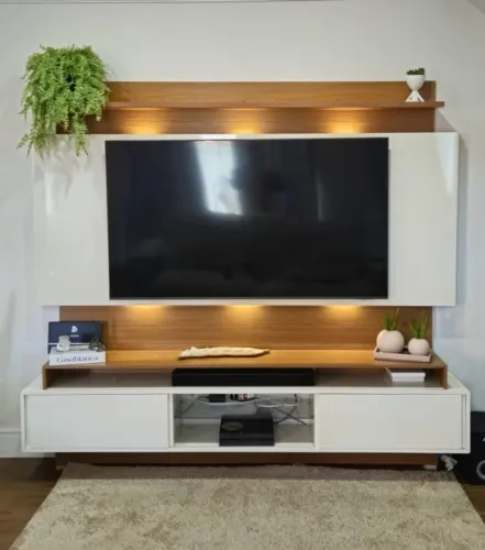Painel / Rack de TV em MDF com porta de correr e prateleiras - Luz de Led