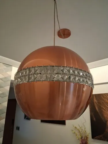 Linda luminária pendente em metal na cor cobre acetinado 