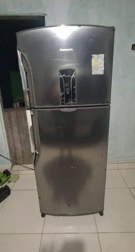 Geladeira para retirada de peças ou concerto.