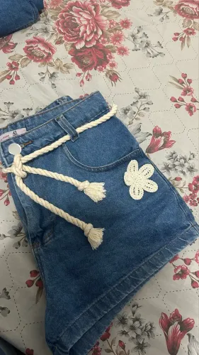 Short Jeans Feminino com Cordão e Flor