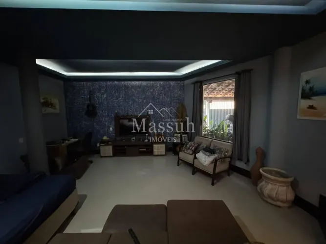 CASA ESPAÇOSA E REFORMADA DE 220M² COM 3 QUARTOS (1 SUÍTE), QUINTAL E CHURRASQUEIRA EM CON