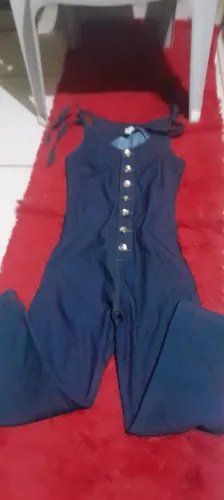 Vendo macacão jeans em boas condições.