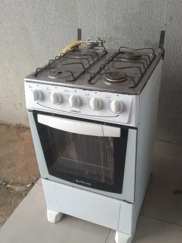 Vende-se fogão Atlas 4 bocas, possui todas as bocas e o forno é excelente. 