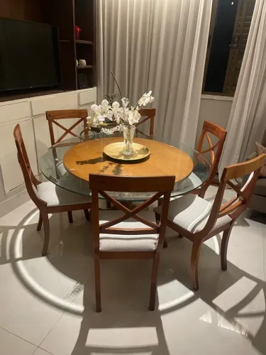 MESA DE JANTAR EM MOGNO COM TAMPO EM VIDRO BISOTÊ COM 6 CADEIRAS TOTALMENTE REFORMADAS