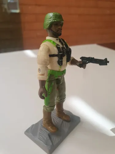 Boneco comandos em ação recoil acompanha uma arminha