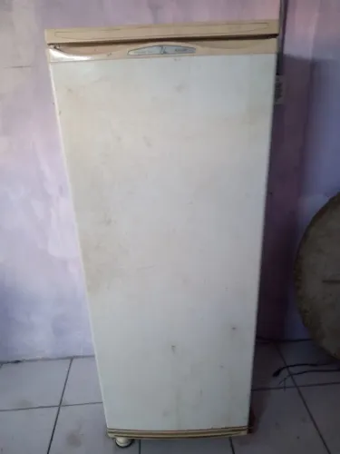 Vendo uma geladeira semi nova em ótimo estado o motor gelado bem