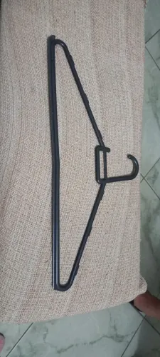 Vende se 300 cabides preto de plástico de camisa  ,obs : se quiser tbm vendemos a unidade 