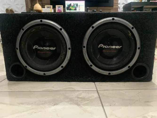 Vendo caixa com 2 cara preta 