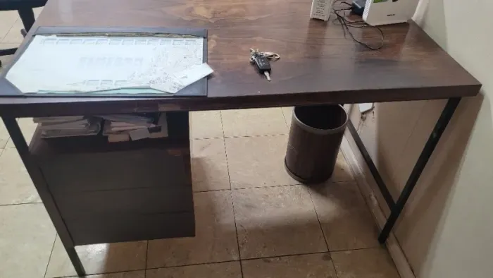 Mesa de escritório de madeira 