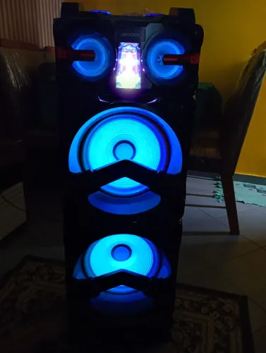 Caixa de som Lenox 1000w sem nenhum defeito a pedida é 1,100 reais no Pix agt conversa 