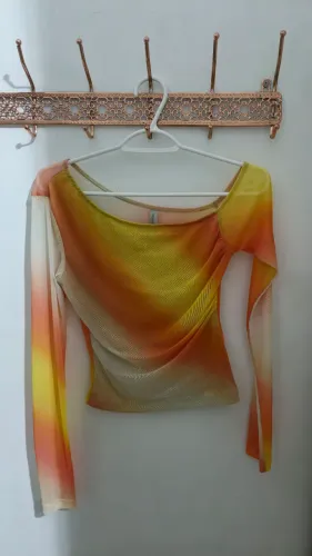 Blusa em Tule Degrade com Decote Assimétrico