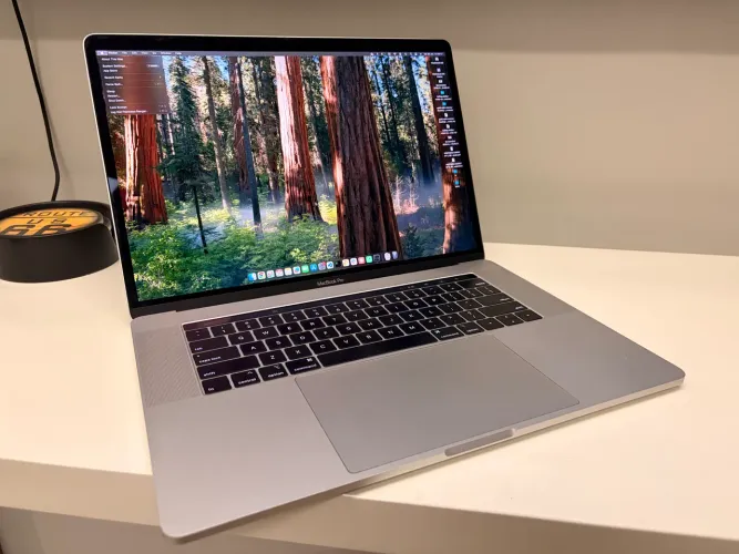MacBook Pro 15" (2018) i7 | 16GB | 256GB SSD | Bateria Original < 100 ciclos