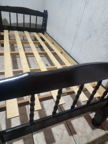 Cama de solteiro madeira pura concervada