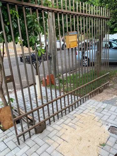Vendo portão e grade usados de ferro metalão