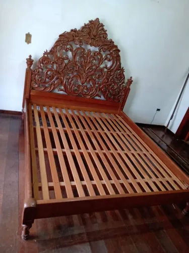 Cama de casal em cerejeira
