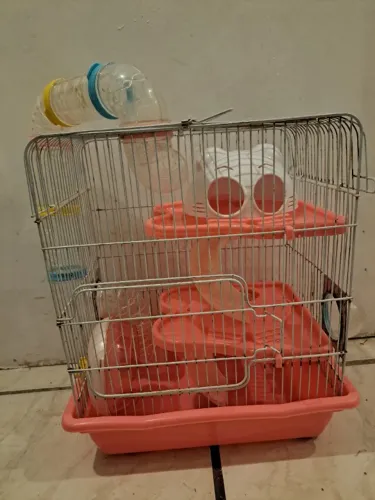 Gaiola para hamster com túneis, plataformas, roda e casinha.