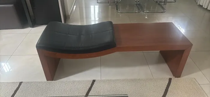 Banco de madeira com couro