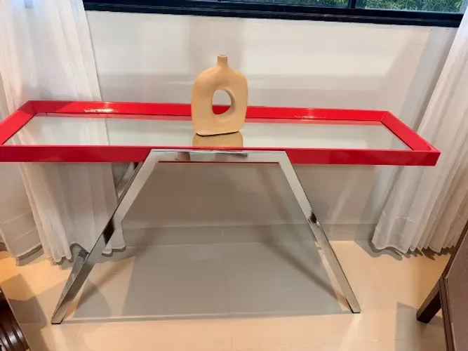 Aparador Design Moderno Vermelho Laqueado com Tampo Espelhado e Pés Cromados