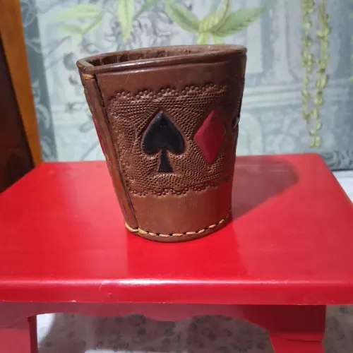 Copo couro para jogar dados ou porta trekos.