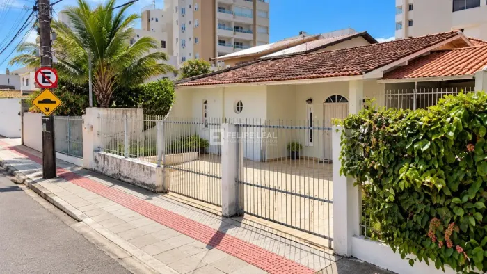 Casa com 4 dormitórios no bairro Balneário, Florianópolis