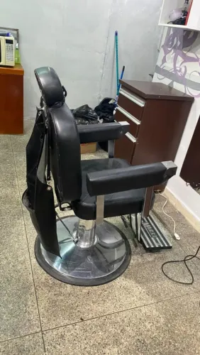 Vendo Cadeira e Bancada de barbearia impecável e no precinho
