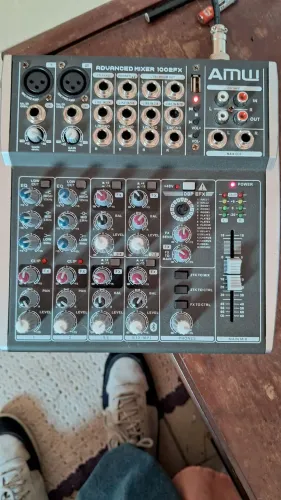 Mesa de som amw modelo 1002fx 