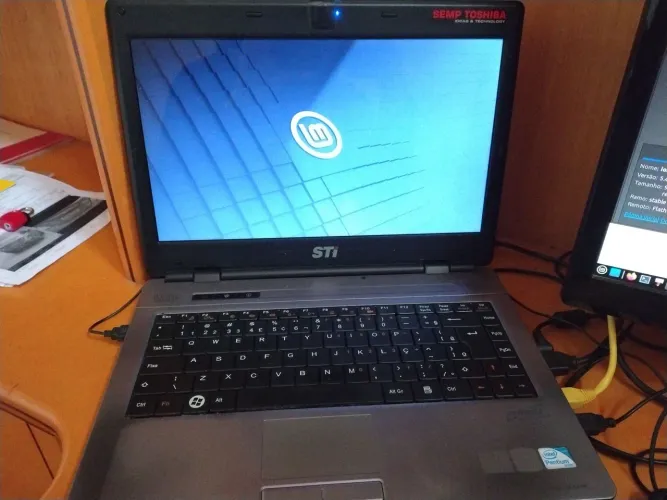 Notebook STI (dual-core, 4gb de RAM). Não acompanha HDD/SSD
