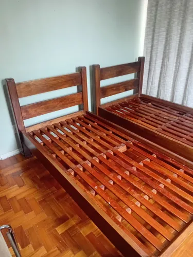 VENDO 2 CAMAS DE SOLTEIRO MADEIRA MACIÇA