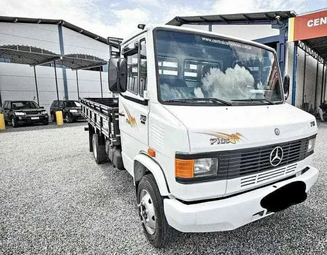 Mercedes-Benz 710 ano 2006
