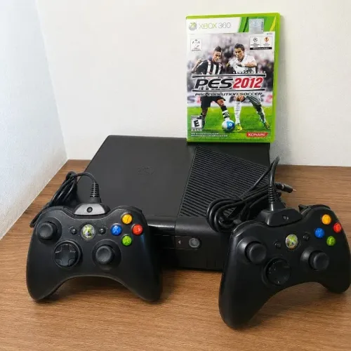 Xbox 360 Super Slim + 2 Controles + Jogo
