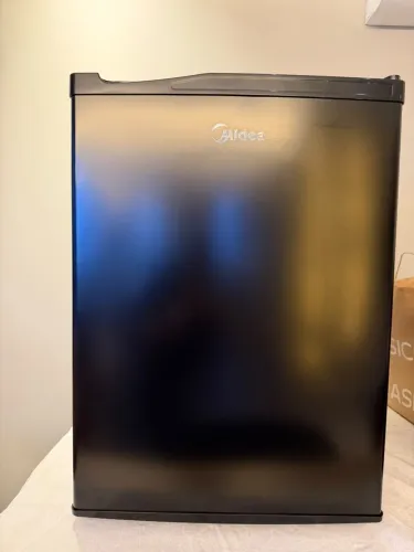 Frigobar Midea Black Edition 67 Litros, com tecnologia Inverter e voltagem bivolt