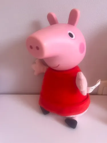Peppa canta música e faz som.