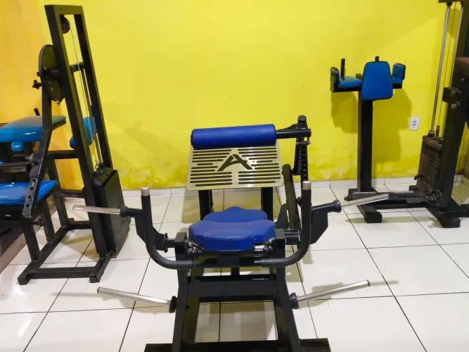 Vende-se três aparelhos de ginástica, seminovos.