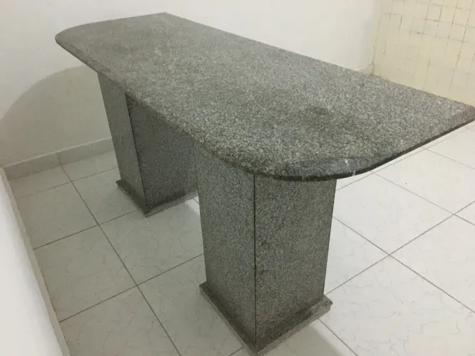 Mesa toda em mármore