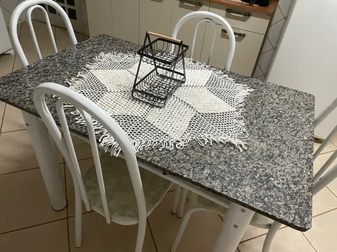Vendo mesa de cozinha com 4 cadeiras